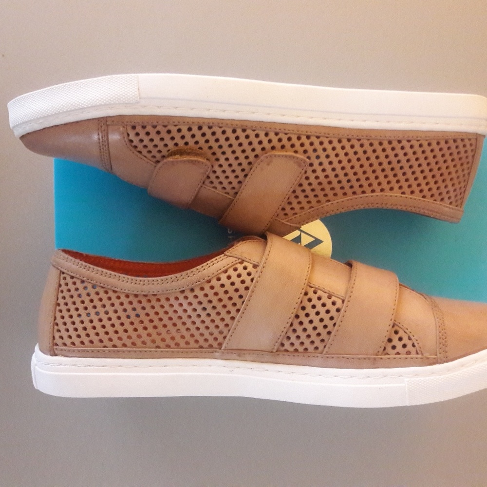 Adrienne Vittadini Dulls Perforated Sneaker Sz 9.5 - Picture 3 of 3